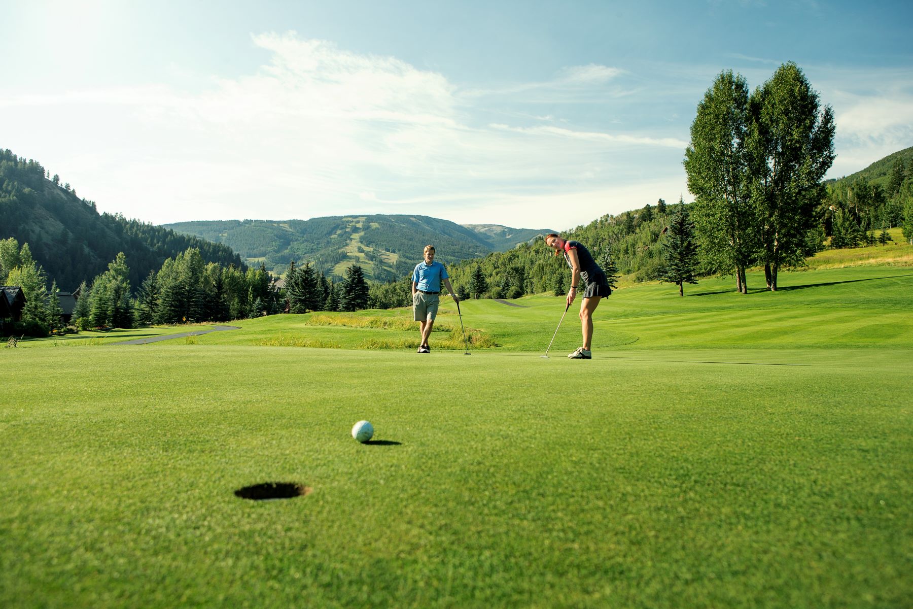 couple-golfing-in-vail